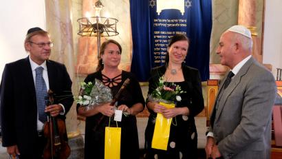 Bild: le
Klassische Musik erklingt in der Flosser Synagoge beim Benefizkonzert mit den Künstlern Miroslav Vilime, Julie Brana und Edita Keglerova (von links). Leonid Shaulov (rechts) dankte den Musikern im Namen der Jüdischen Gemeinde Weiden .