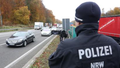 Bild: Christoph Reichwein/dpa
Die Polizei (hier ein Archivbild aus Nordrhein-Westfalen) hat bei Unfällen jetzt auch Gaffer im Blick: Hier filmt ein Beamter Verkehrsteilnehmer, die an einer Unfallstelle vorbeikommen, um Autofahrer, die dabei Handy-Aufnahmen machen, zur Rechenschaft zu ziehen.