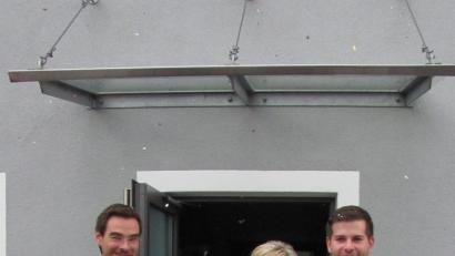 Bild: sei
Vor Bürgermeister Stephan Oetzinger (links) geben sich Sebastian und Isabella Freller am Freitag das Ja-Wort.