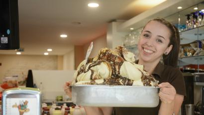Bild: Gabi Schönberger
Ein Paradies für Eisliebhaber – Emanuela De Souza Da Rosa, Mitarbeiterin des Eiscafés „Il Gelato“, legt das frisch zubereitete Eis in die Kühltruhe.