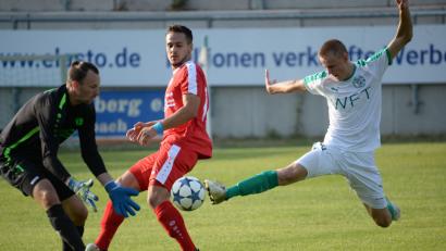 Bild: brü
Fabio Pirner (rechts) im Sprung gegen Keeper Marcus Kredler unter den Augen von Burc Takmak.