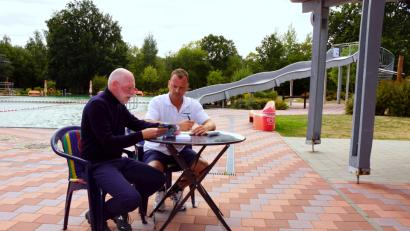 Bild: bkr
In den vergangenen Tagen wurde es ruhig im Naturerlebnisbad. Geschäftsführer Robert Kratzenberg (links) und Bademeister Kai Wolf (rechts) nutzen die Zeit dafür, die eingegangenen Umfragekarten auszuwerten. Am 10. September um 11 Uhr werden im Bad die drei Gewinner der Jahreskarten 2019 gezogen.