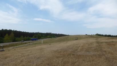 Bild: bk
Es läuft alles nach Plan: Auf diesem 10,7 Hektar großen Gelände der Deponie Kalkhäusl rechts von der Staatsstraße 2166 in Richtung Dürnast entsteht ein Solarpark. Betreiber ist die Zeno-Naturpark GmbH aus Floß. Die Vorbereitungen beginnen Mitte September.