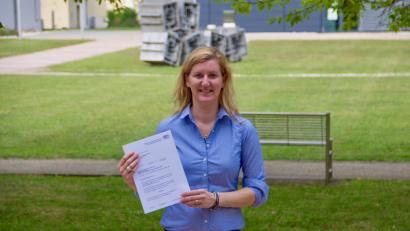 Bild: exb/OTH Amberg-Weiden):
Dr. Annabelle Wolff, Leiterin des International Office an der OTH Amberg-Weiden, freut sich über den Förderbescheid.