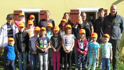 Bild: öt
Nach einer lehrreichen Exkursion durch den Wald, vielen Informationen über Bienen und einem informativen Film über das grüne Wunder Wald stellten sich die Teilnehmer des Ferienprogramms mit Gerhard Schraml vom Imkerverein (rechts) und Jugendbeauftragter Alexandra Mark-Sischka (hinten Mitte) vor der Glasschleif zu einem Erinnerungsfoto.