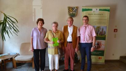 Bild: gi
Bürgermeister Hermann Ach (rechts) ehrt die treuen Urlaubsgäste Ursula und Reinhold Räsch für den 30. Aufenthalt. Darüber freut sich auch Vermieterin Gertraud Kick.