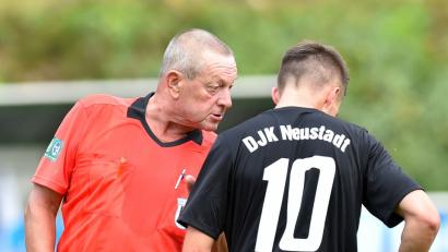 Bild: A. Schwarzmeier
Der Weidener Schiri-Boss Willi Hirsch (links) ist ein Freund klarer Ansprachen an die Spieler. In den A- und B-Klassen der Region fehlt immer öfter ein Unparteiischer. Hirsch sieht die Vereine in der Pflicht.