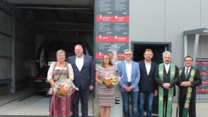 Bild: stg
Den kirchlichen Segen für das "Waschwerk Kemnath" spenden die Geistlichen Konrad Amschl (rechts) und Dirk Grafe (Zweiter von rechts). Gratulationen für die beiden Geschäftsführer Richard Hennemann (Zweiter von links) und Michael Graf (Mitte) - jeweils mit ihren Ehefrauen - gibt es auch von Kemnaths zweitem Bürgermeister Hermann Schraml (Dritter von rechts).