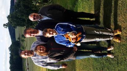 Bild: weu
Max Zwack (rechts) und Stefan Eiser (links) sowie Michael Eckl und Josef Herdegen (nicht im Bild) gratulierten der Familie Fuchs zum Sieg bei der ADAC-„Fuchsjagd“ 2018.