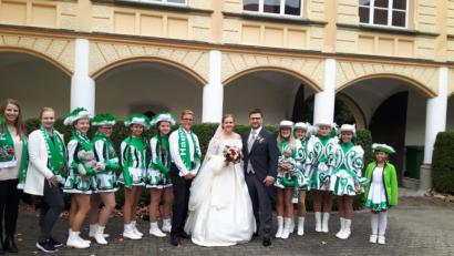 Bild: exb
In grün-weißen Gardekostümen gratulieren die Vertreter des Hammerleser Faschingsvereins ihrer Trainerin Vanessa Hoch nach der Trauung mit dem ehemaligen Windischeschenbacher Faschingsprinz Joachim Keller.