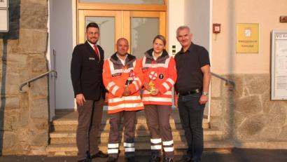 Bild: den
Bereitschaftsleiter Sven Lehner, Bernhard und Pia Hanny sowie Bürgermeister Uli Roth (von links). Gut dass die beiden in Uniform beim Fototermin waren: Im Anschluss meldete sich der Pipser für den nächsten Einsatz.