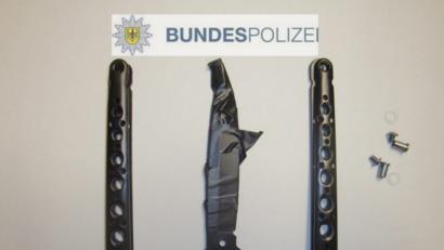 Bild: Bundespolizeiinspektion Waidhaus
In Einzelteile zerlegt wollte ein 19-Jähriger ein Butterflymesser einschmuggeln.