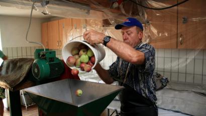 Bild: wro
Zuvor müssen die Äpfel zerkleinert werden. Die Aufgabe übernimmt Emmeram Bächer vom Obst- und Gartenbauverein.