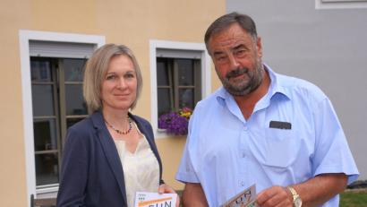 Bild: fvo
NEUN2727 - Koordinatorin Doris Völkl (links) stellt im Gesundheitszentrum zusammen mit Bürgermeister Josef Beimler das Programm Herbst/Winter 2018 vor