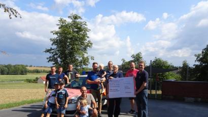 Bild: exb
Noch postieren sie sich um das alte Auto. Dank der 1000-Euro-Spende an Rüdiger Ubrig und Patrick Ascherl bringt die „T'Hitn Neuhaus“ die Helfer vor Ort auf ihrem Weg zum neuen Einsatzfahrzeug einen Schritt weiter.