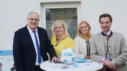 Bild: Gabi Schönberger
Lothar Höher, Dagmar Nachtigall, Andrea Lang und Stephan Oetzinger (von links) präsentieren sich im Bezirks- und Landtagswahlkampf als Team und spielen sich gegenseitig den Ball zu.
