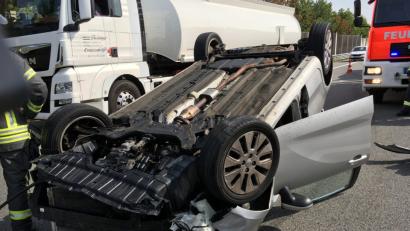 Bild: Gustl Beer
Der Wagen bleibt nach dem Überschlag auf dem Dach liegen.