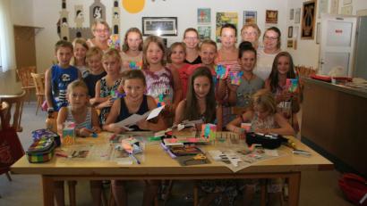 Bild: wro
Im alten Schulgebäude, das sich seit mehreren Jahren „Haus der Musik“ nennt, wurde einen ganzen Nachmittag fleißig gebastelt. Das Ferienprogramm der Wiesauer Chöre wurde von Christa Holm (3. von rechts) geleitet.