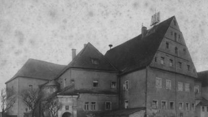 Bild: exb
Das Alte Schloss in Neustadt zeichnet sich schon 1913 (Bild) durch den markanten Bogen am Eingang und den spitz zulaufenden Dachstuhl aus.