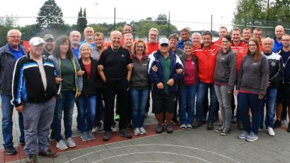 Bild: wro
11 Mannschaften beteiligten sich am 18. Hobby-Turniers des ESC Wiesau an der vereinseigenen Sommerstock-Anlage. Für einen reibungslosen Wettkampfverlauf sorgte Turnierleiter und ESC Vorsitzender Reinhard Loos (links). Für die Punkteauswertung war Andreas Loos (2. von rechts) verantwortlich.