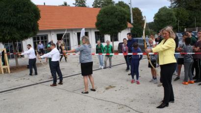 Bild: bjp
Alle ins Gold: An Pfeil und Bogen versuchten sich Sozialministerin Kerstin Schreyer, Bürgermeisterin Carmen Pepiuk, Landtagsabgeordneter Tobias Reiß und Bezirkstagskandidat Matthias Grundler (von rechts) beim Besuch der Ministerin in Trabitz. Bild: bjp