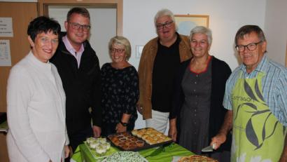 Bild: kro
Grüne Leckereien gab es im Künstlerhaus, Ganz fasziniert davon waren von links, Landtagsvizepräsidentin Inge Aures, Holger Grießhammer, Sieglinde Geißler, Altbürgermeister Reiner Wohlrab, Bürgermeisterin Karin Fleischer und Werner Geißler.