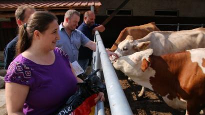 Bild: jrh
Faire Milch, glückliche Kühe: Anja und Christian Beutner (von links) haben ihren Betrieb 2016 auf Bio umgestellt. BDM-Kreischef Werner Reinl und Hubert Meiler freuen sich übers Tierwohl im Freilaufstall.