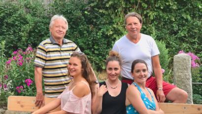 Bild: tr
Anfang September beginnen die Proben auf der Kettelerhaus-Bühne. Unser Bild die drei Hauptdarstellerinnen nach einem Inszenierungsgespräch mit Regisseur und Produktionsleitung. Von links: Manfred Grüssner, Lilly Melzer, Janka Hannemann-Mathes, Florian Winklmüller und Petra Sommer-Stark.