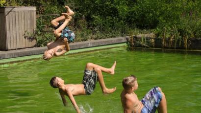 Bild: exb
Kopfüber, rücklings oder mit dem Allerwertesten voraus: Erfrischend ist so ein Sprung ins kühle Nass allemal.