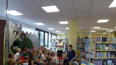 Bild: ksi
Aufmerksam lauschten die Kinder den Geschichten, vorgetragen von Rosi Lingl.