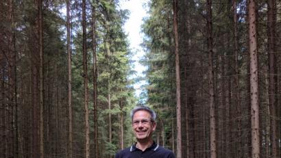 Bild: Konrad
Stefan Hartwig steht in einer Schneise eines Fichtenwalds. Es ist derzeit ein guter Ort für die Pilzsuche, weil dort das Regenwasser nicht von den Bäumen abgehalten wird und der Boden feucht ist.