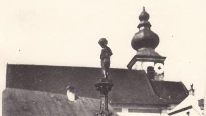 Bild: lg
Der einstige Brunnen auf dem Marktplatz hat seit 2002 einen Nachfolger im Schwarz-Brunnen.