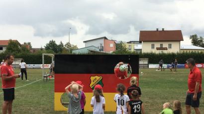 Bild: hä
Etwa 20 Betreuer sind bei der „Fußball-Olympiade“ im Einsatz, um den 60 Kinder bei den Stationen – wie hier beim Torwandschießen – zu helfen.