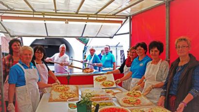 Bild: twi
Die fleißigen Helfer vom Obst- und Gartenbauverein Saltendorf, hinten in der Mitte Vorsitzender Heinrich Eichinger.