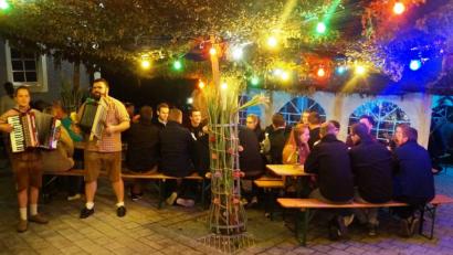 Bild: weu
Beim Weinabend der Feuerwehr Dieterskirchen unterhielt das Duo „Dani und Flo“ mit zünftiger Musik in angenehmer Lautstärke.