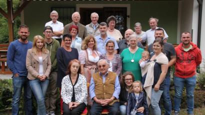 Bild: kro
Im Kreise seiner Freunde und Familie feierte Hans Heidler (vorne Mitte sitzend) seinen 85. Geburtstag. Links neben ihm seine Lebensgefährtin Ursula Härtl. Rechts von Hans Heidler seine Enkelin Sabrina Haberkorn mit Tochter Finja, deren Tautpate Hans Heidler ist.
