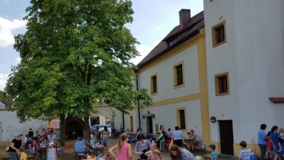 Bild: hir
Im Garten des Jugendheims boten die Kinder ihre Waren an.