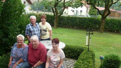 Bild: Portner
Inge Fellinghauer (links) und Reiner Schönherr aus Wörrstadt bei Mainz schätzen seit 2003 die Ferienwohnung von Anni und Josef Klier (hinten) in Kühried. Diesmal ist Freundin Margarita Ebert mit Hund dabei.