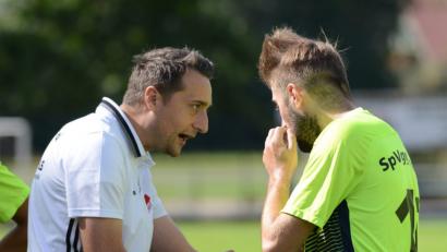 Bild: ham
Tobias Bernklau (links), Trainer der SpVgg Pfreimd, schickt Sebastian Ring und Kollegen höchst motiviert ins Derby am Wasserwerk.