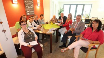 Bild: Stadt Tirschenreuth
Das neue Malbuch in guten Händen: (von rechts) Heimleitung Anneliese Dombrowsky, Stadtmarketingsvorsitzender Karl Jäger, Stadtmarketing-Mitarbeiterin Susanne Stich, zweiter Bürgermeister Peter Gold, Beirätin Rosa Eckert, Beirätin Helga Burger, Beirätin Margarete Venzl, Beirats-Vorsitzende Petra Bitterer, Betreuungsleiterin Jasmin Polster und Beirätin Renate Kellner.