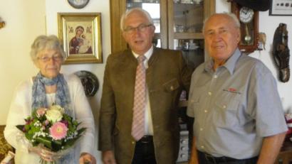 Bild: pjom
Auch Zweiter Bürgermeister Kurt Koppmann (Mitte) gratulierte dem Jubelpaar.