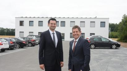 Bild: Gabriele Schönberger.
Jürgen Sauer (40, links)) und Jochen Hentschke (50) vor ihrem neuen Gebäude im Gewerbegebiet Westlich Neustädter Straße.