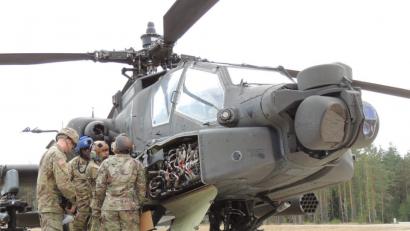 Bild: mor
Ein Apache-Hubschrauber wird vorbereitet