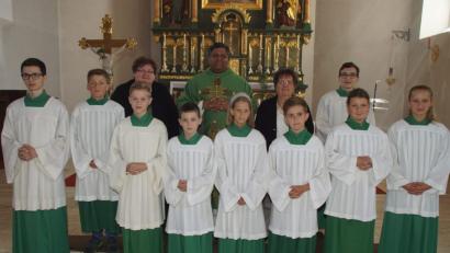 Bild: mmj
Pater Joseph wurde von Sophia Grau (rechts daneben) in der Schönseer Pfarrkirche verabschiedet. Mit im Bild Mesnerin Ernestine Linsmeier und die Ministranten.