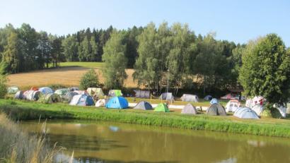 Bild: bl
Vor allem im Juli und in den ersten Augustwochen reiht sich am Weiher im Gleiritscher Ortsteil Kroau Zelt an Zelt. Viele Gruppen sind diesem kommunalen Campingplatz true und kommen jedes Jahr wieder.