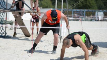 Bild: Andreas Brückmann
Florian Sperber, hier bei den Straf-Liegestützen, nachdem er am Hangelhindernis abgerutscht war, kam als 46. ins Ziel.