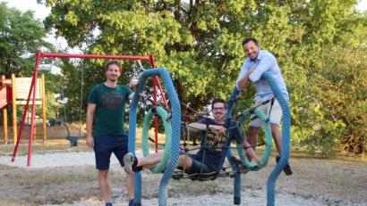 Bild: exb
JU-Ortsvorsitzender Kilian Mauderer, sein Stellvertreter Alexander Hofrichter und Schatzmeister Stephan Mayrhofer (von links) auf dem Spielplatz in Traunricht.
