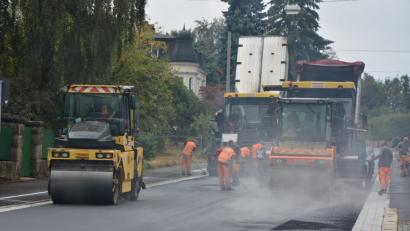 Bild: jr
Heiß ging es im wahrsten Sinne am Donnerstag in der Mitterteicher Straße her: Auf dem seit Montag gesperrten Abschnitt der Ortsdurchfahrt wurde eine neue Asphaltschicht aufgebracht.