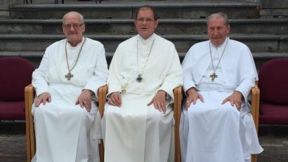Bild: stg
Der neue Generalabt Jozef Wouters (Mitte) mit seinem Vorgänger Thomas Handgrätinger (rechts) sowie dessen Vorgänger Hermenegild Noyens.