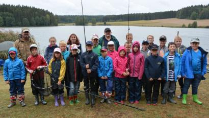 Bild: jr
22 Kinder beteiligten sich am Ferienprogramms des Fischereivereins Stiftland. Viele Helfer des Vereins sowie Jugendleiterin Anita Köppl (Siebte von links) organisierten das Angeln am Rothenbürger Weiher.